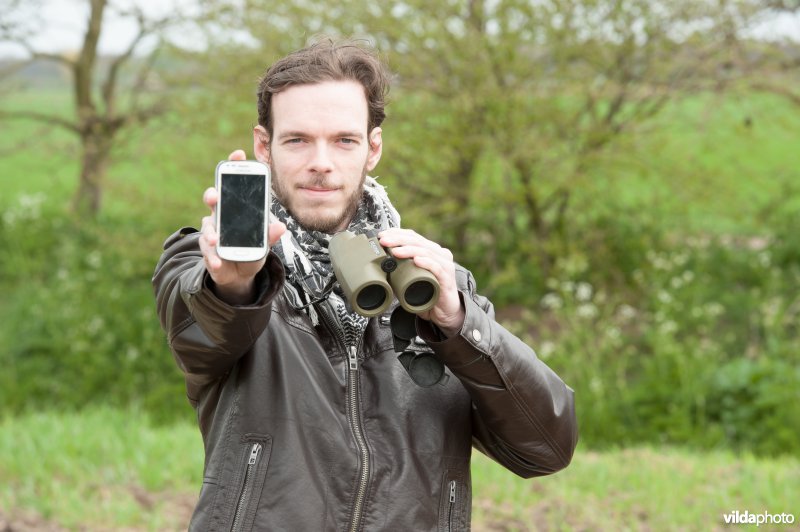 Vogelaar met smartphone