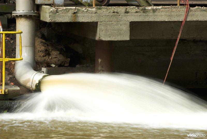 Afvalwaterlozing in de Dender