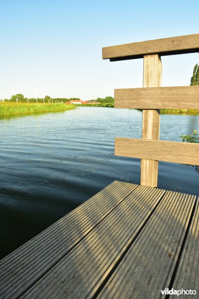 Vissteiger aan de Bourgognevaart