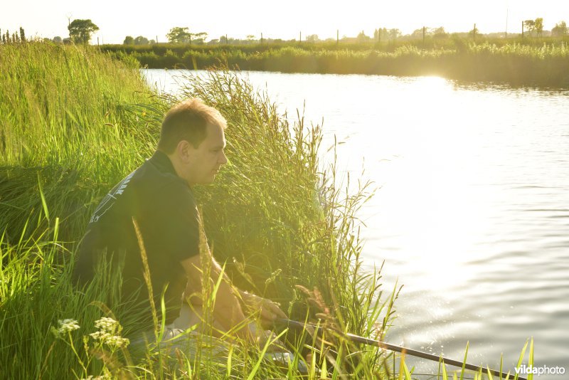 Visser langs de Bourgognevaart