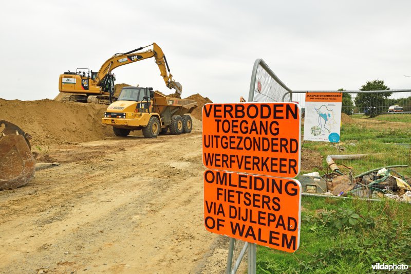 Dijkwerken aan de Grote vijver in de Dijlevallei