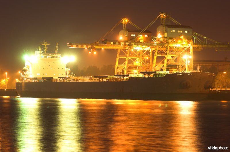 Tanker langs het Kanaal Gent-Terneuzen