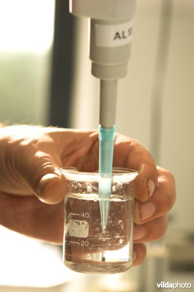 Waterkwaliteit bepalen in het laboratorium
