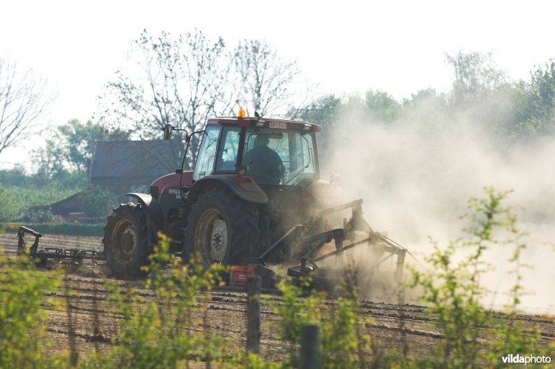 Ploegende landbouwer in Mettekoven