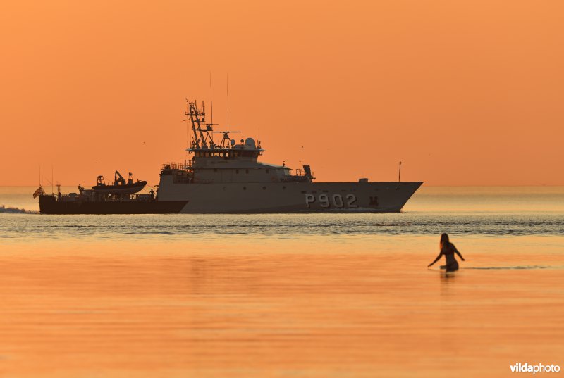 Marineschip Pollux P902 en badgast in de Zwingeul