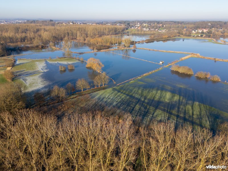 Overstroomde vallei in de winter
