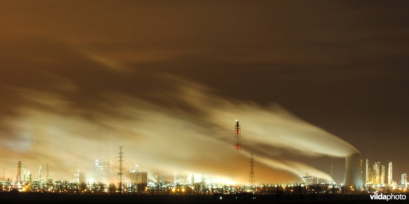 Antwerps industriegebied bij nacht