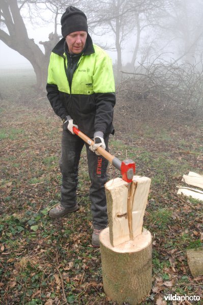 Klieven met een kliefbijl of kliefhamer