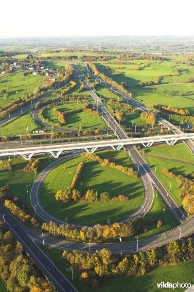 Autosnelweg en hogesnelheidstrein in Luik