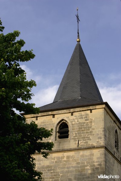 Kerktoren in mergel