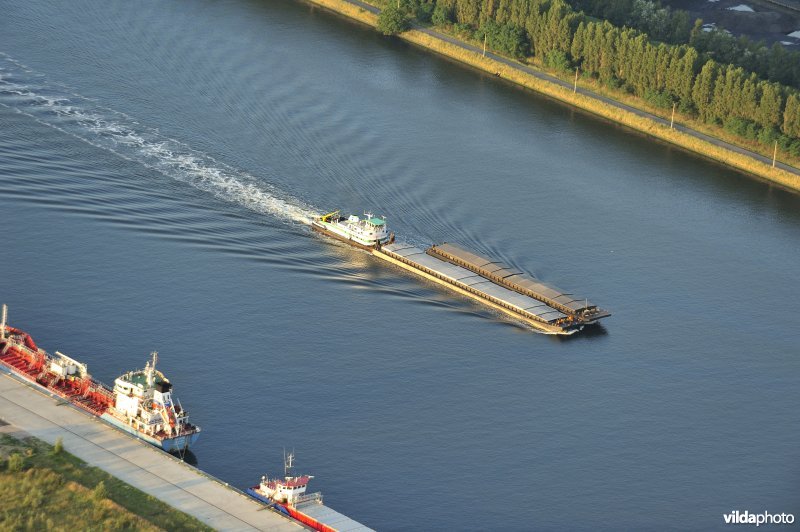 Vrachtboot op kanaal