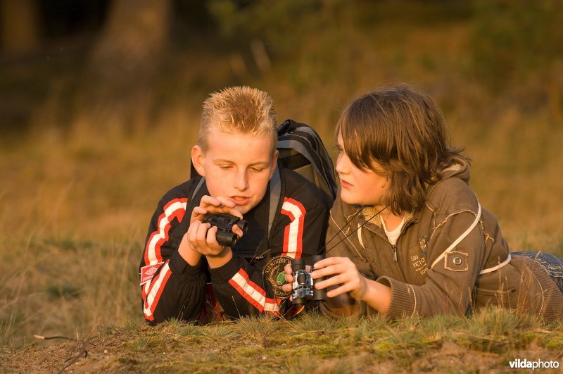 Kinderen met verrekijkers