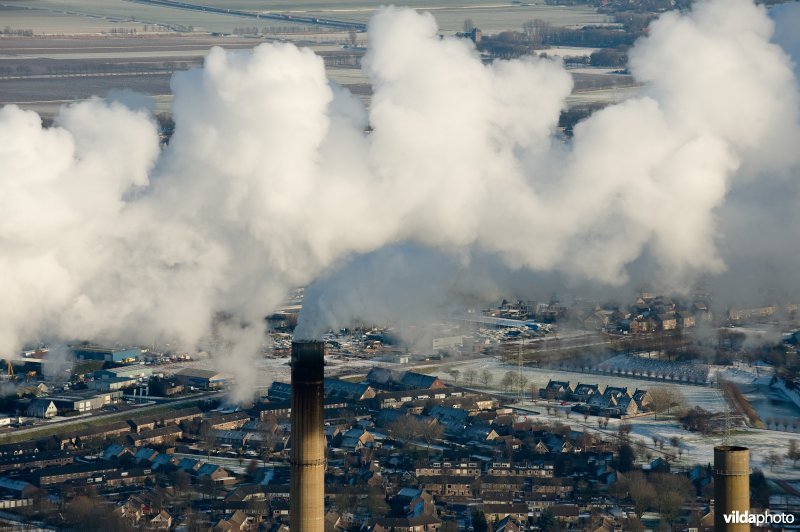 Luchtfoto van rokende schoorstenen van de Amercentrale bij Geertruidenberg