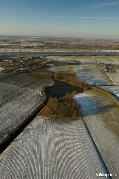 Luchtfoto van de Doeverense Sluis, een inundatiesluis uit de Zuider Waterlinie