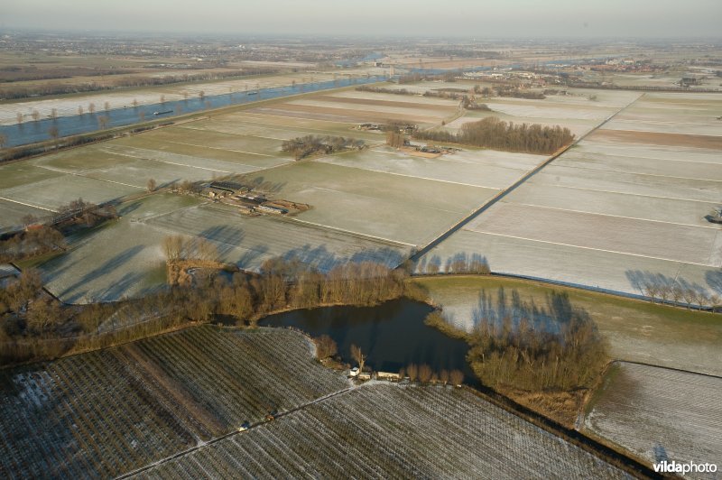 Luchtfoto van de Doeverense Sluis, een inundatiesluis uit de Zuider Waterlinie