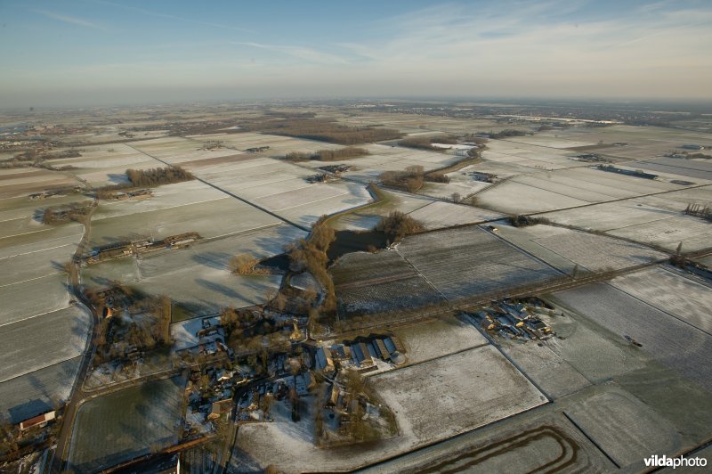 Luchtfoto van de Doeverense Sluis, een inundatiesluis uit de Zuider Waterlinie