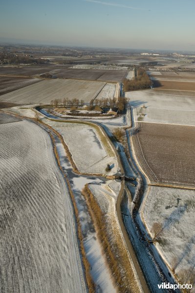 Luchtfoto van de waaiersluis bij Fort Bakkerskil, De Biesbosch