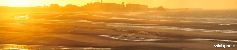 Strand van Zeebrugge bij zonsondergang