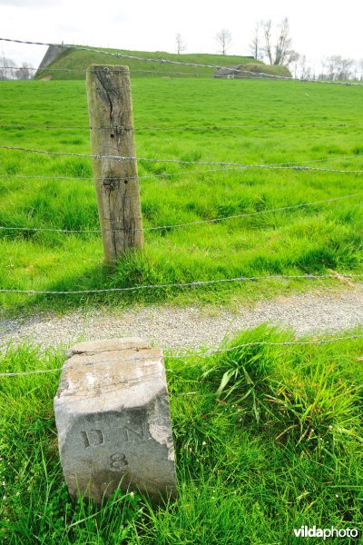 Grenspaal aan schans Lauwershoek