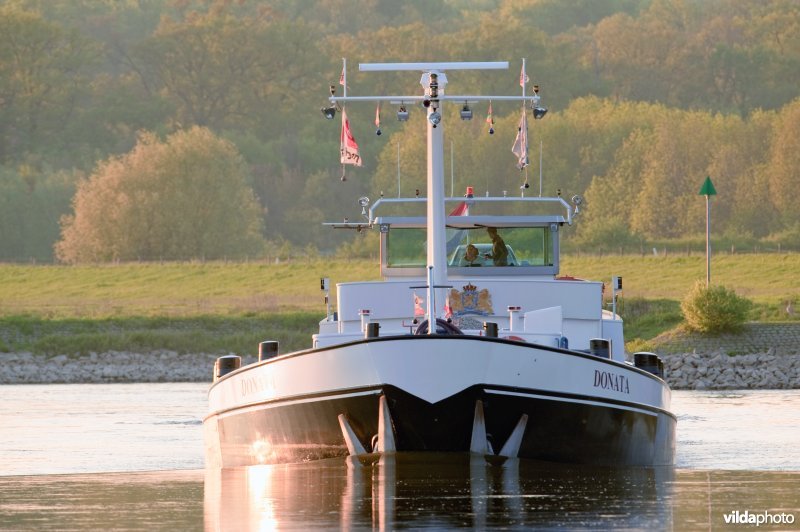 Vrachtschip op de IJssel