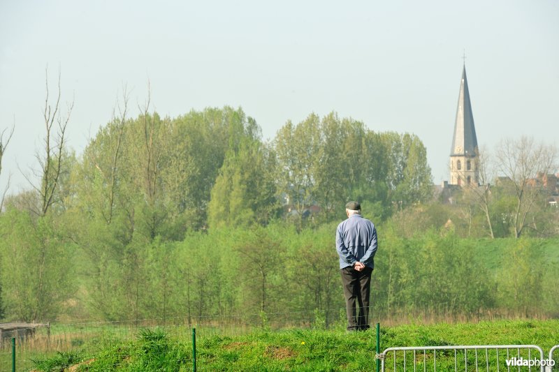 Toeschouwer bewondert werken in de KBR-Polder