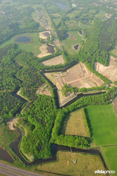 Fort De Roovere met liniewal naar Fort Pinssen