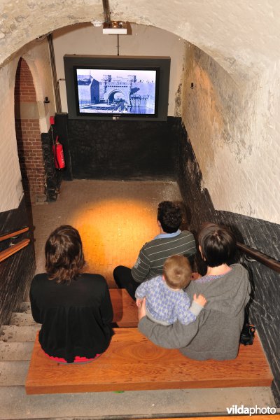 Video bekijken in het museum van Fort 4