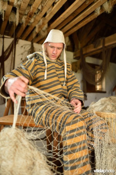 Reënactement in de Middeleeuwse vissershuisjes van Walraversijde