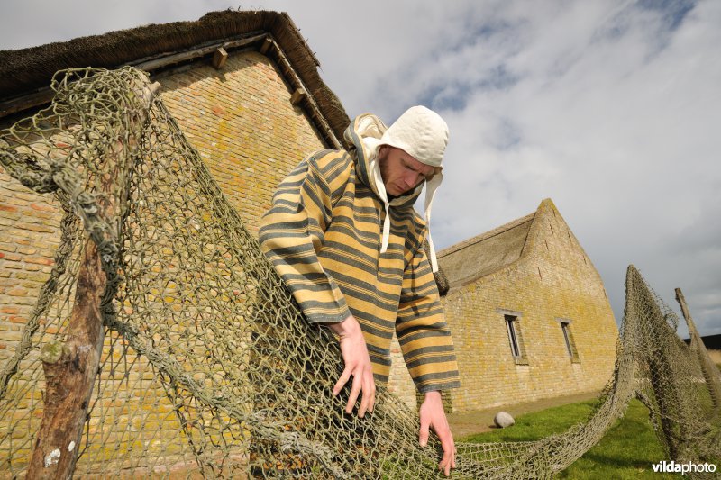 Reënactement in de Middeleeuwse vissershuisjes van Walraversijde