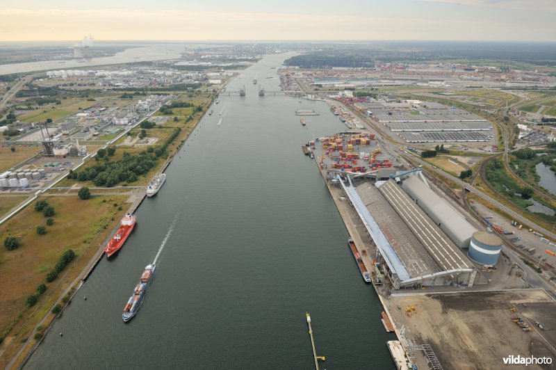 Kanaaldok in de haven van Antwerpen