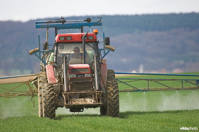 Boer sproeit pesticiden