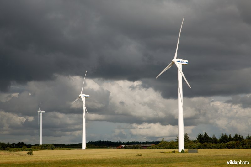 Windturbines onder een dreigende lucht