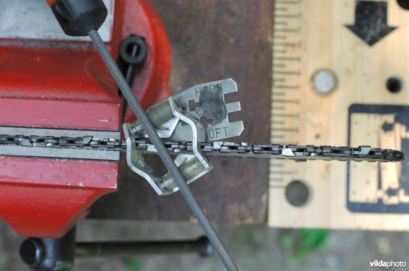 Het scherpen van een kettingzaag